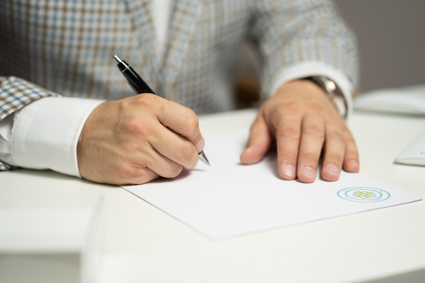 signature d'un contrat de vente d'une maison