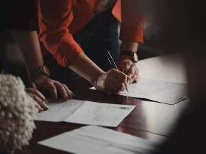 Signature d'un compromis de vente entre deux personnes